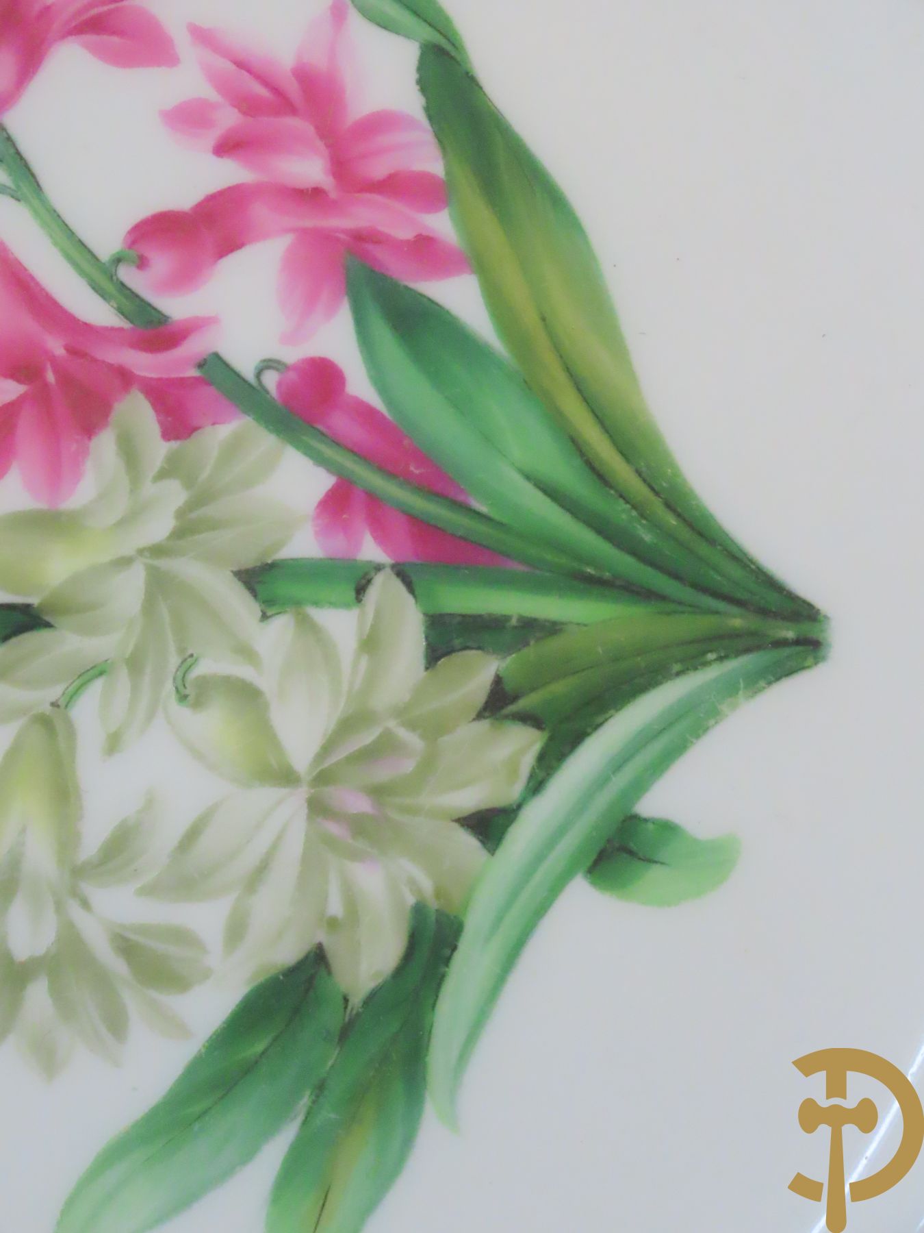 Zes porseleinen borden onder gemerkt met zwaarden / Meissen : 1 bord met stadstafereel, 1 verlucht bord met drakendecor, 1 bord met vogeldecor, 1 met bloemen en 2 met bloemendecor omgeven door vergulde rand