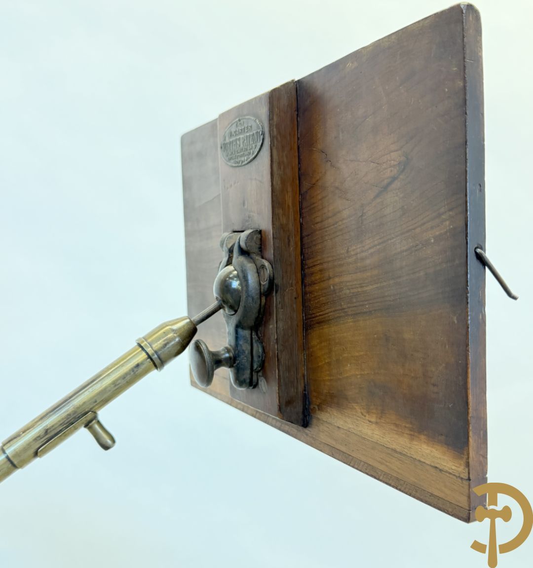 Leesstandaard met verstelbare boekhouder en zijdelings omhoog verplaatsbaar bijzettafeltje voor thee op gietijzeren draaibare voet, rond 1900 gemerkt J . CARTER - North