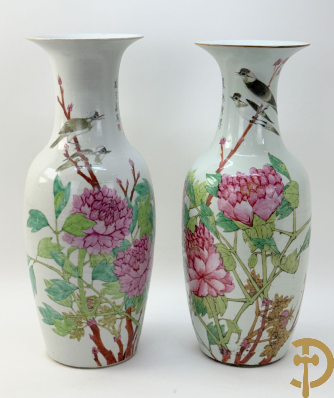 Paar Chinese porseleinen vazen met bloemen- en vogeldecor, achteraan getekend