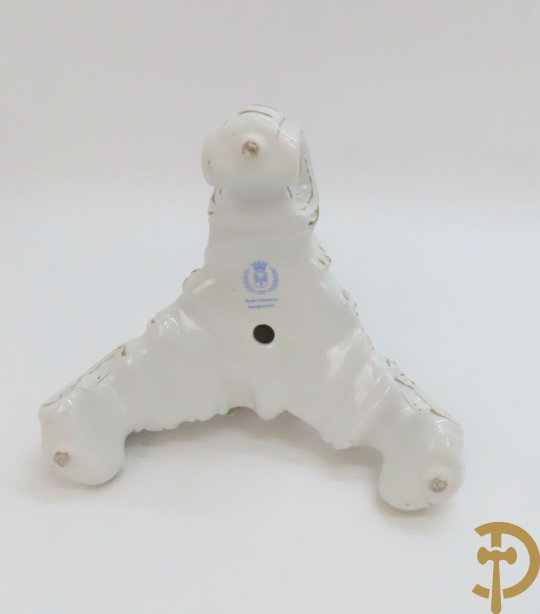 Driearmige porseleinen kandelaar met bloemenmotieven, onderaan gemerkt Plaue + porseleinen coupe Plaue + Limoges schenkkan met bloemendecor