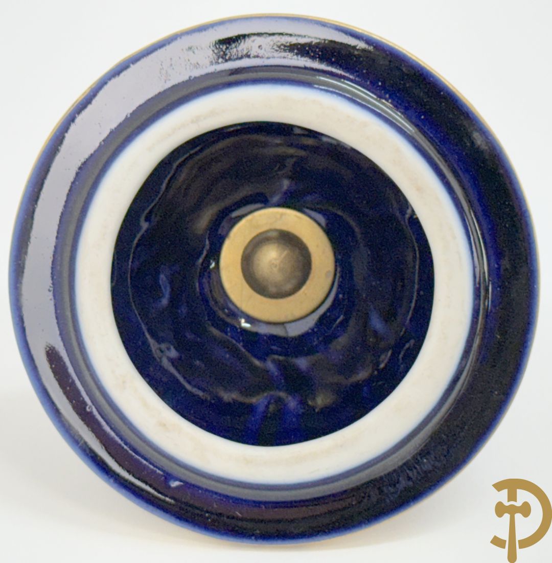 Paar porseleinen Sèvres cassolettes met handbeschilderd romantisch decor op blauwe fond, zijdelings met bronzen zwanen, Chateaux de Sceaux  gemerkt onderaan, Missant J. getekend