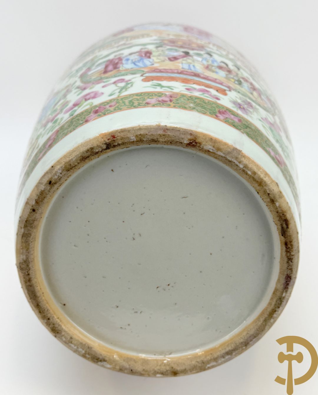 Chinese porseleinen Kanton vaas met geanimeerde hoftaferelen, natuurmotieven, fauna en floradecor