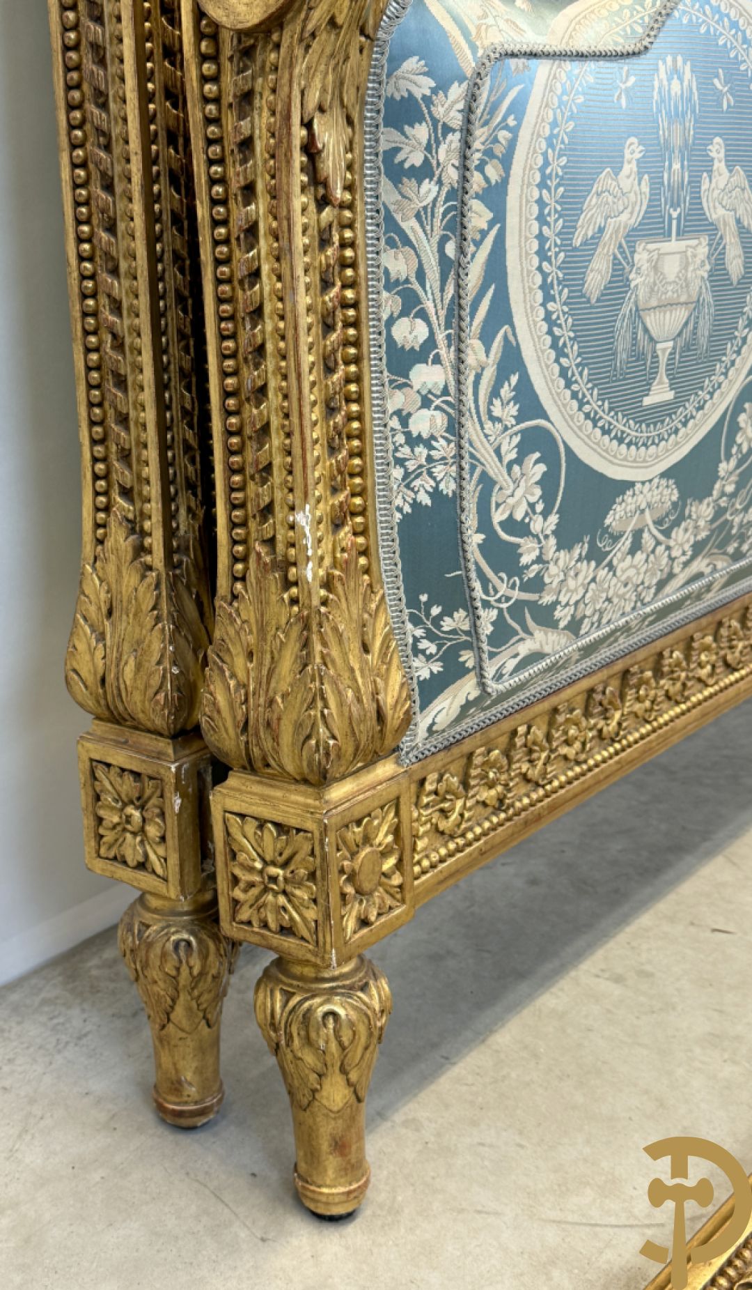 Verguld afgebogen Louis XVI bed met accanthusranken en voluutvormige ornamenten, mooi gestoffeerd met florale motieven