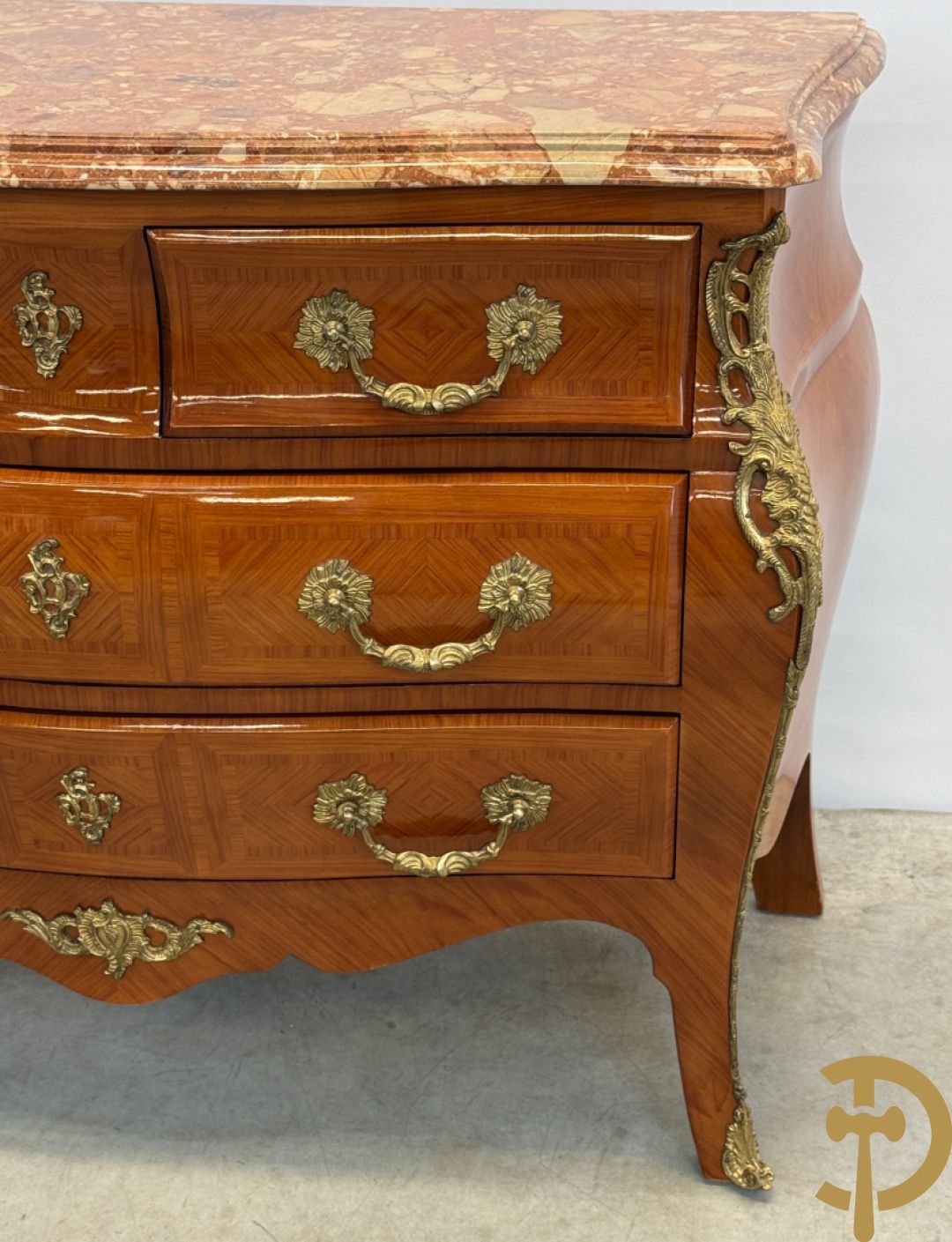 Gegalbeerde notelaren vierladencommode bezet met bronsbeslag en marmeren blad