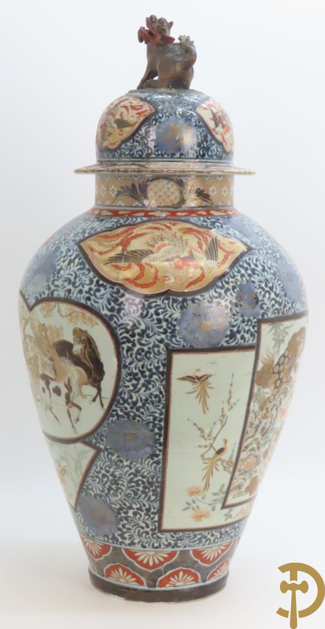 Grote Japanse Imari dekselpotiche bezet met fo hond en natuurtaferelen