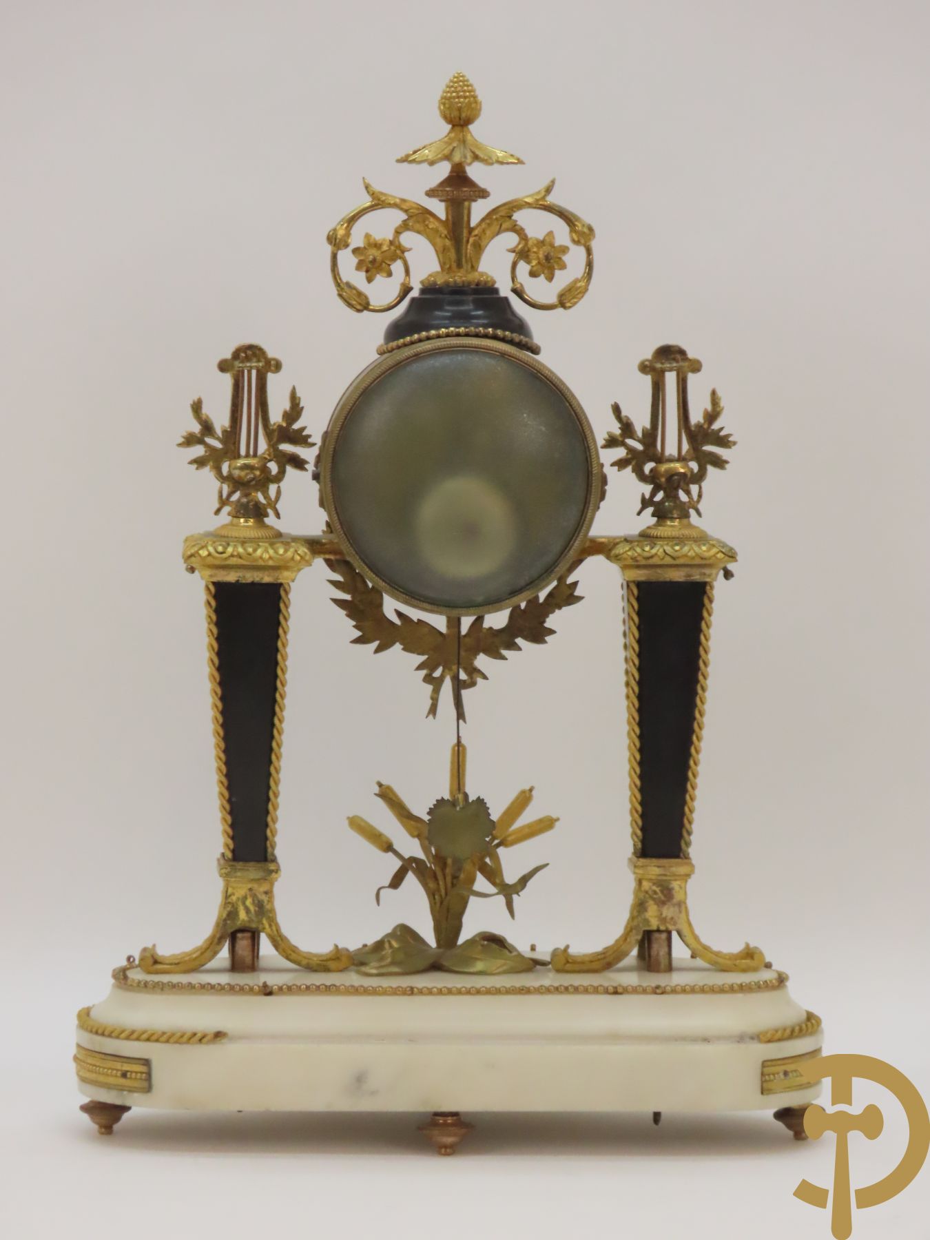 Louis XVI pendule bezet met harten en accanthusranken, binnenin met lisdoddes, Barancourt à Paris getekend