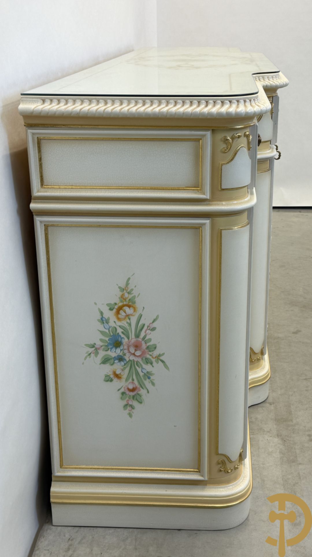 Italiaanse eetkamer met beschilderd bloemenmotief bestaande uit vierdeursdressoir met beschilderde bloemenmotieven, accanthusranken en glazen blad, tafel op gesculpteerde poten en 6 stoelen