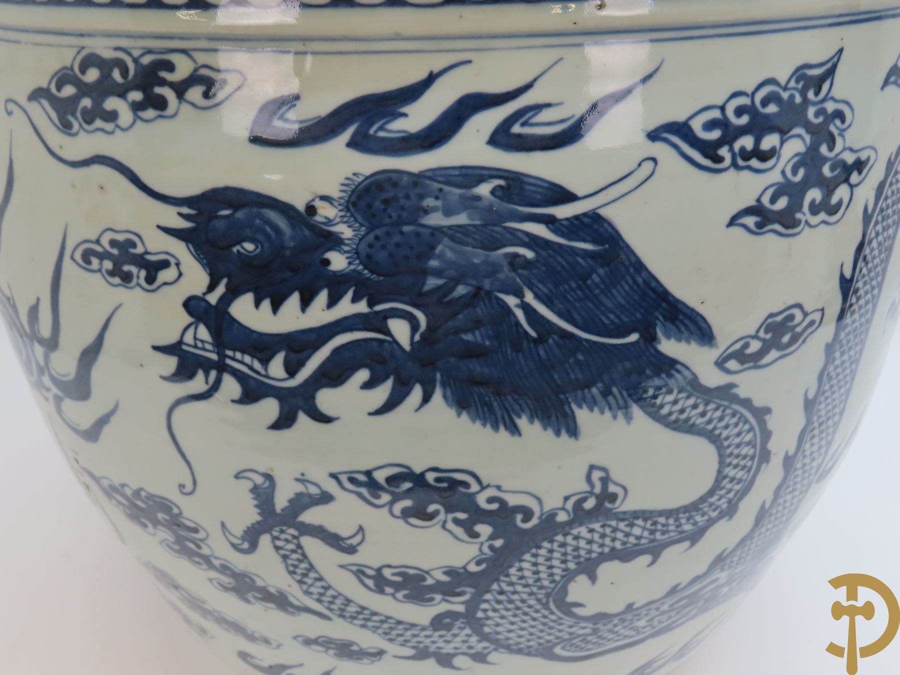 Chinese porseleinen blauw - witte cachepot met met drakenmotieven en wolkendecor