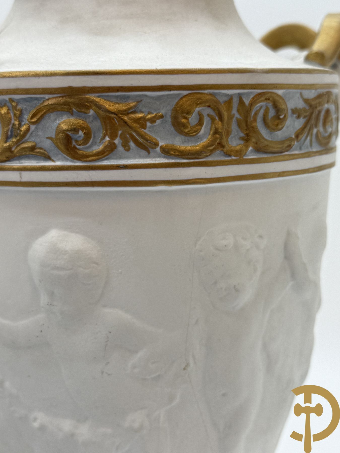 Paar porseleinen vazen met ramskoppen en basrelief van cupido