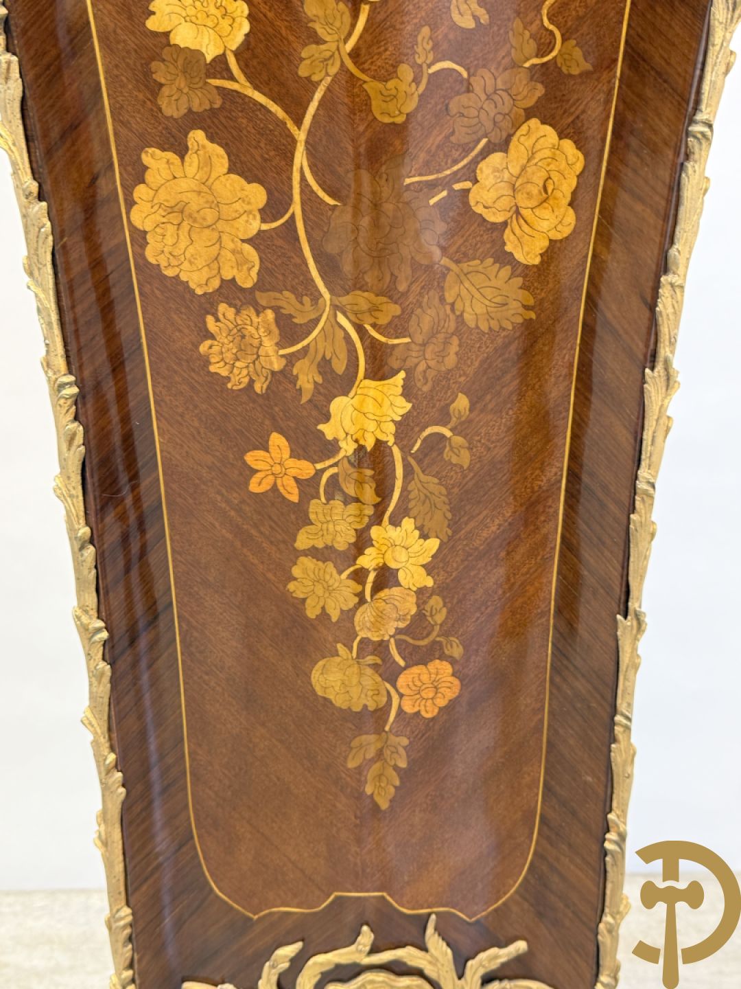 Paar notelaren gemarketteerde zuilen bezet met bronsbeslag en Louis XV motieven op voluutvormige poten - bovenaan met marmeren geaderd blad