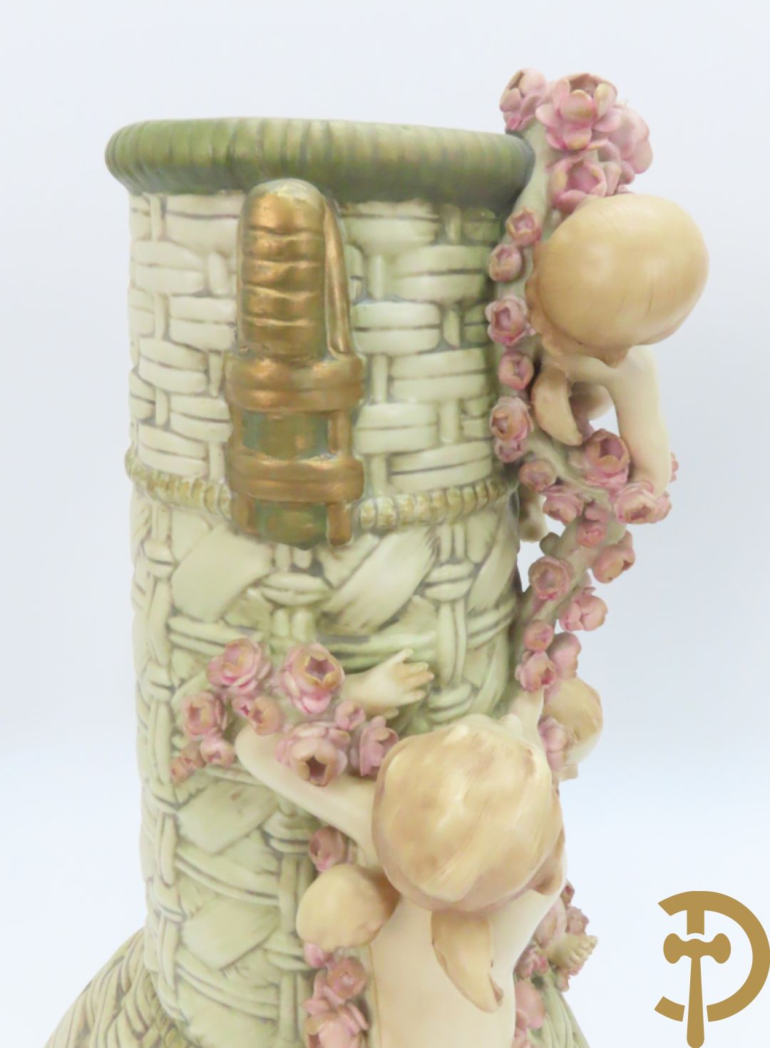 Paar meerkleurige faience vazen,  Austria gemerkt, met cupido