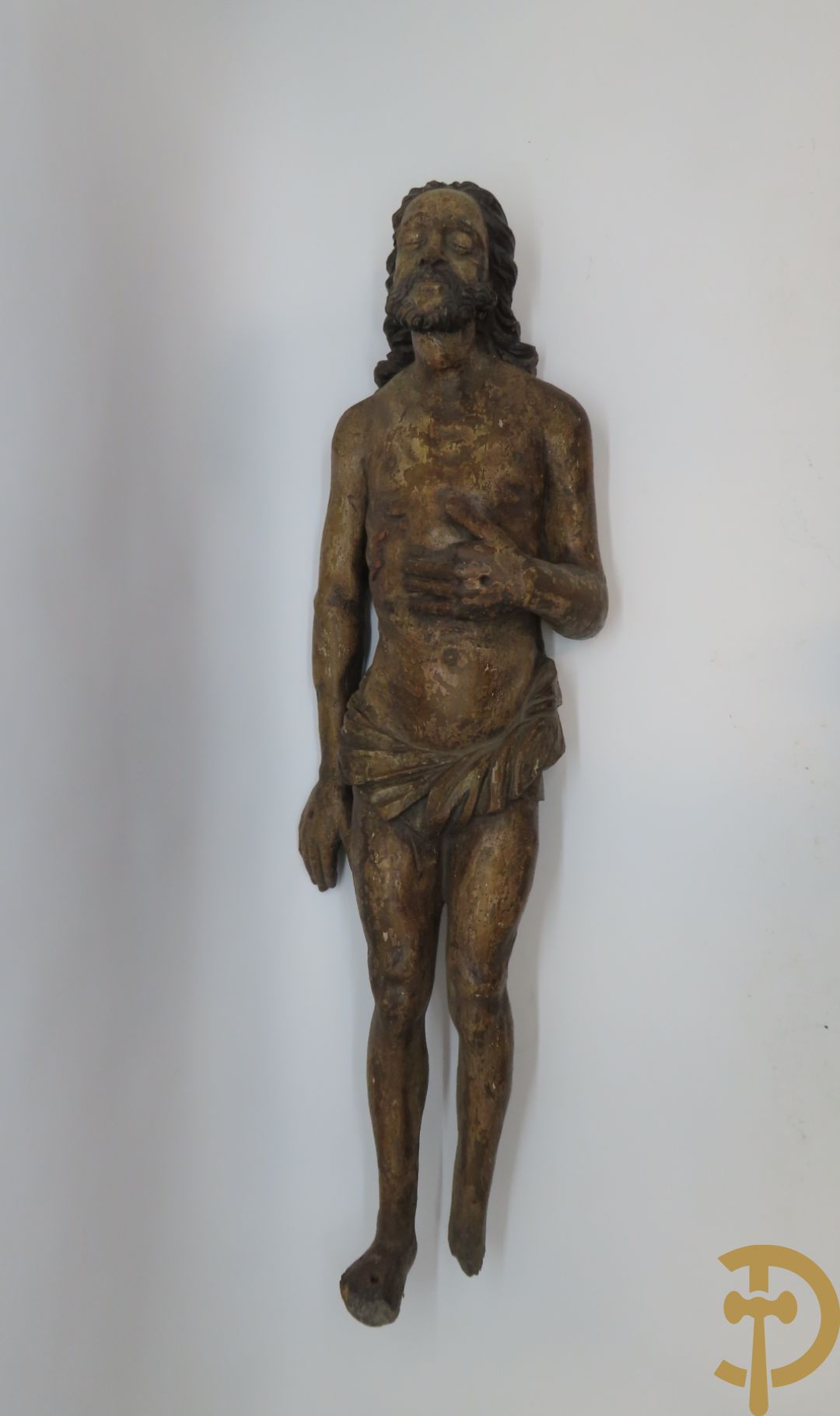 Houtgesculpteerde liggende Christus met lendendoek, mooi gestyleerde haren en baard, polychromieresten, 17e -18e