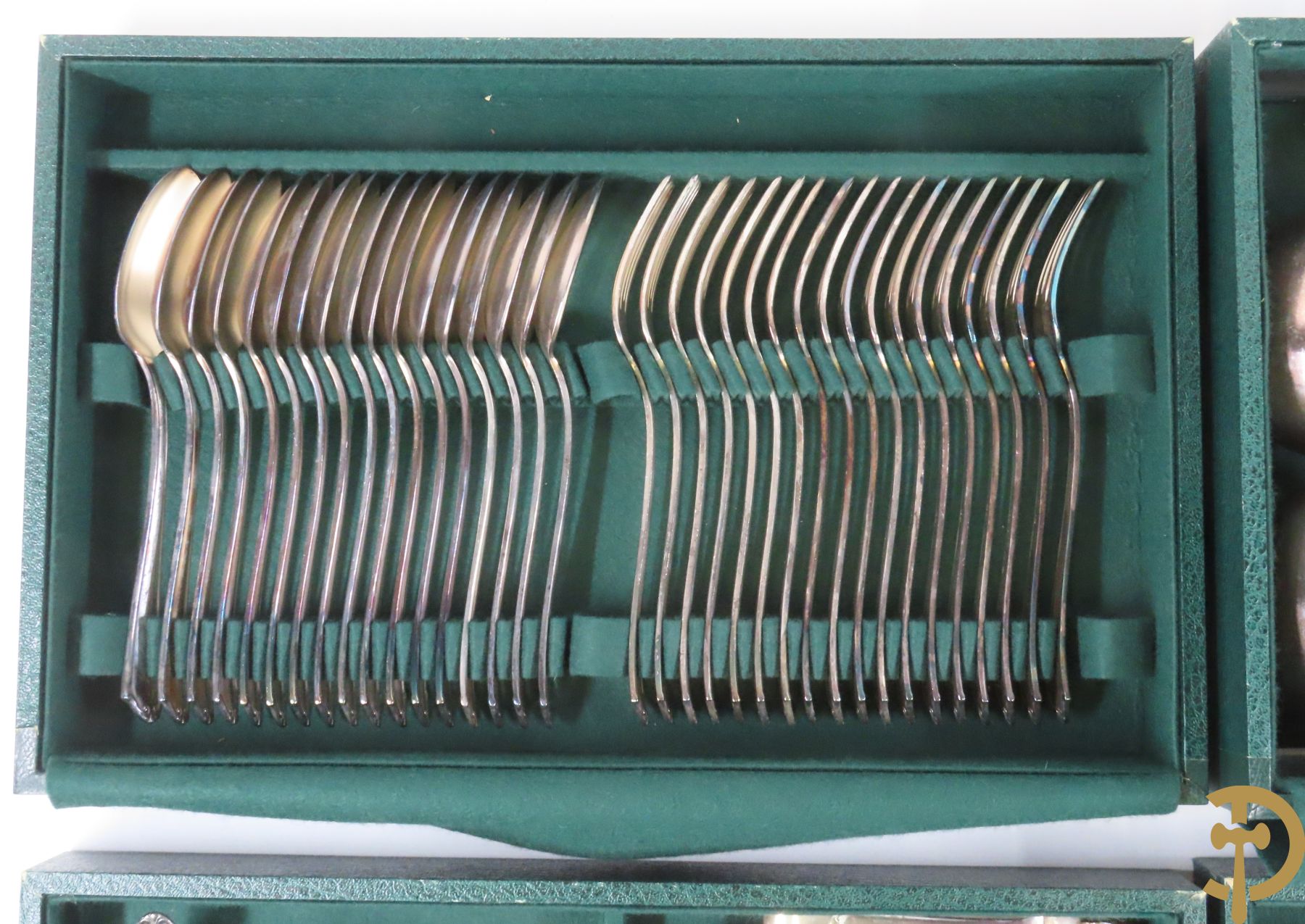 Verzilverd bestek 100/1000 bestaande uit 9 reeksen van 12 en 16 losse stukken