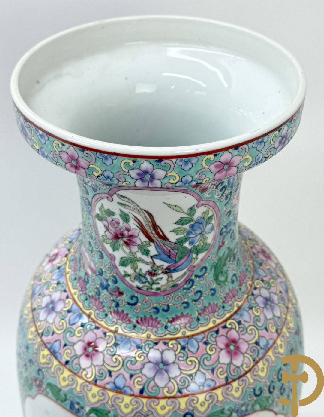 Paar Chinese vazen met geishadecor, rondom bezet met bloemen