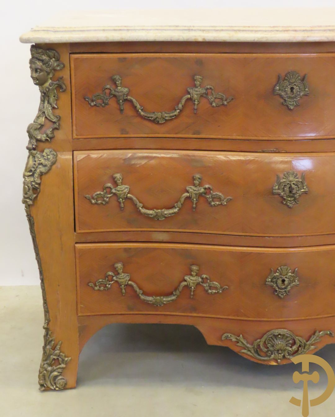 Notelaren gebombeerde drieladencommode met bronsbeslag en mazarinkoppen opzij - bovenaan met marmeren blad