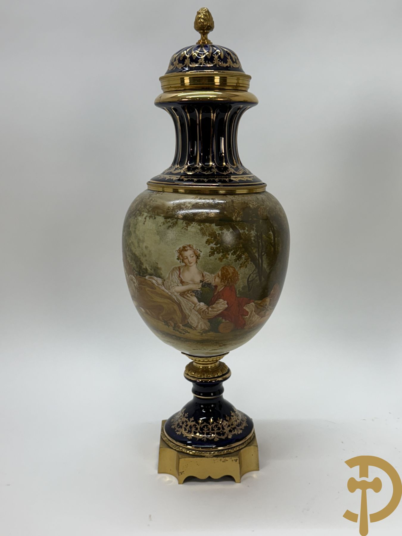 Paar Sèvres stijl vazen met bedrukt geanimeerd decor, naar Boucher