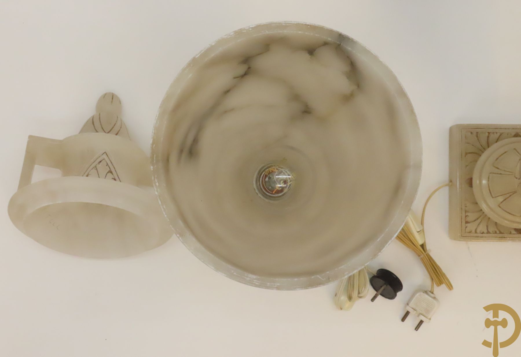 Paar handgesculpteerde onix marmeren Italiaanse potiches met accanthusraken en meanderend decor