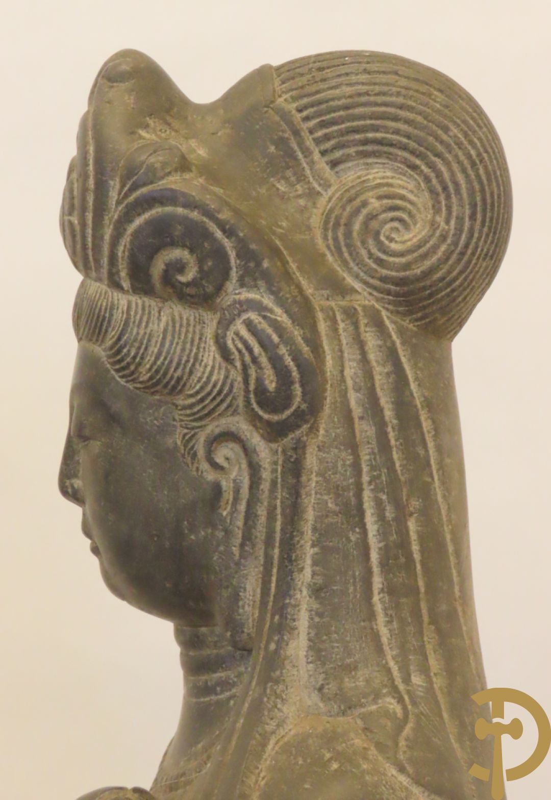 Aziatisch handgesculpteerd stenen beeld van een staande boedha