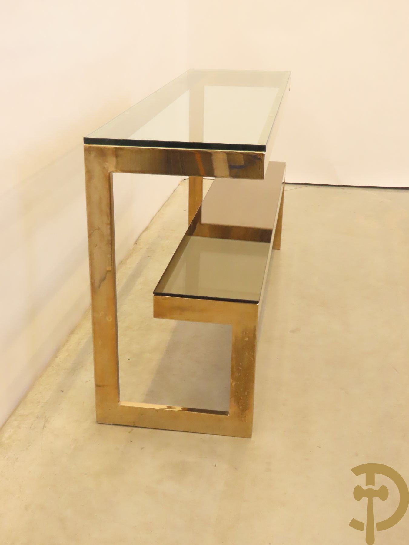 Koperen Belgochrome side table, G form, met fumé glazen blad onderaan (hoekje uit) en glazen tablet bovenaan