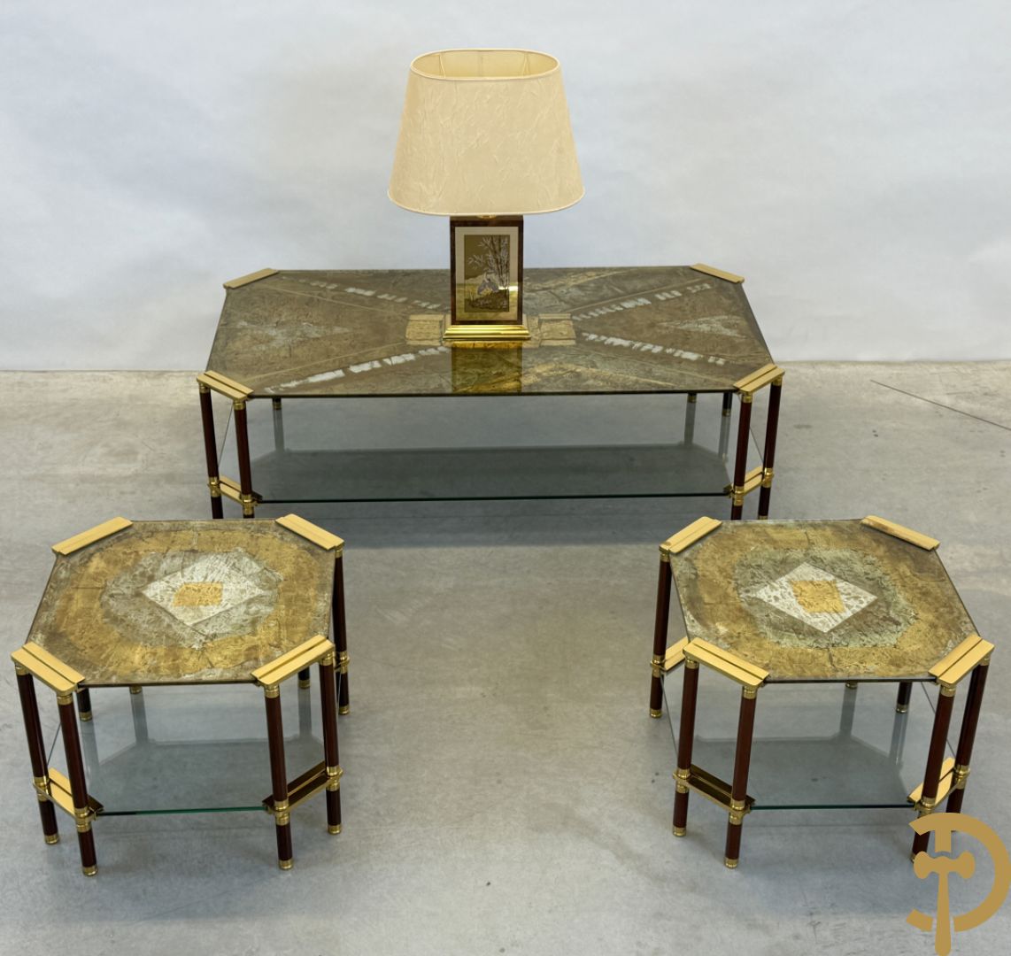 Vintage salontafel met geslepen glazen blad met bladgoud bewerkt op koperen voeten, Meersman Lucas getekend + 2 sidetables met geslepen glazen blad met bladgoud bewerkt op koperen voet, Meersman Lucas getekend + bijhorende lampadaire