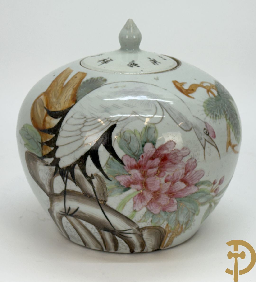 Twee rolvazen met bloemen- en vogeldecor + dekselpotiche met vogeldecor + Chinese vaas met decor van dames en kinderen