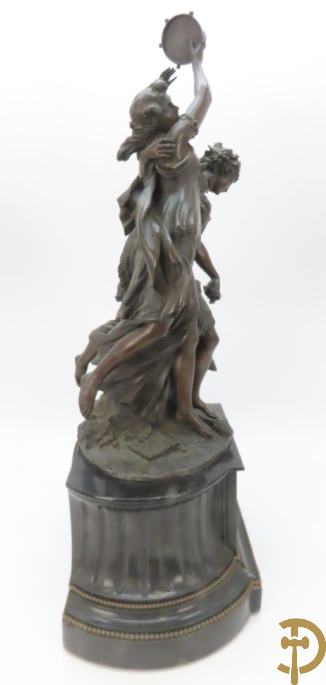 CLODION getekend - Paar elegante bronzen dames met tambour en fruit, geflankeerde door jonge faune, op marmeren klokstel - opgebouwd als garnituur met 2 kandelaars met bronzen kindjes dragende een toorts met bloemen en kaarsen