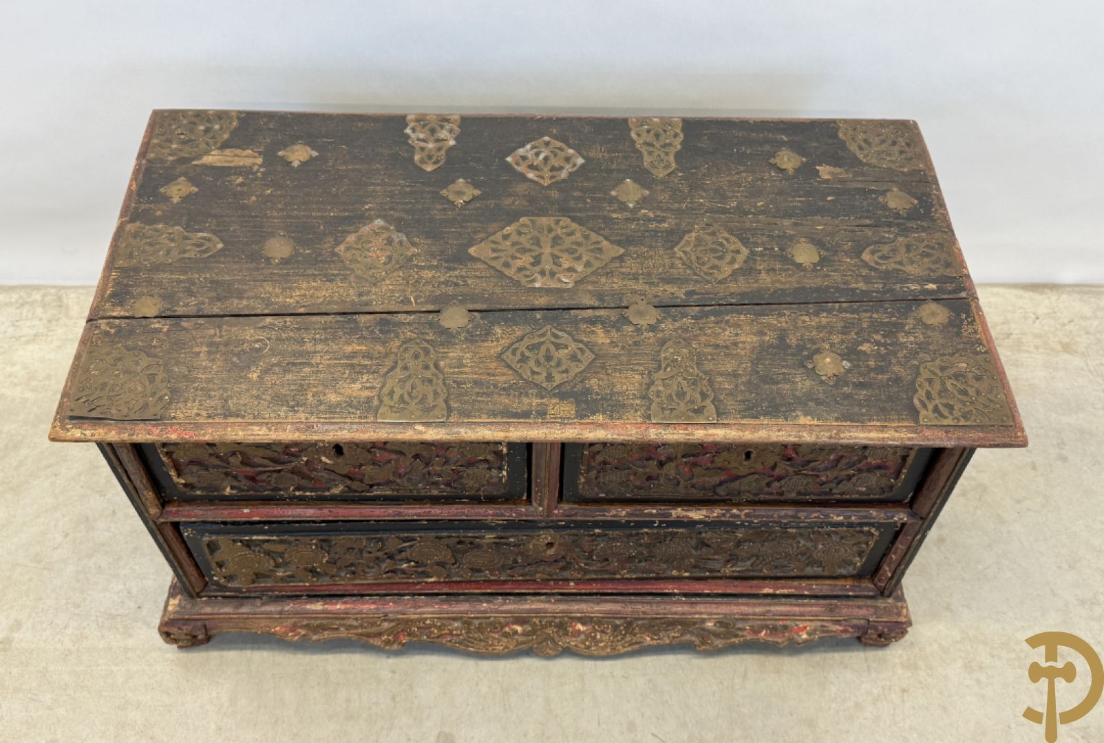 Indonesisch laag ladenkastje met sculptuur van accanthusranken en koperbeslag