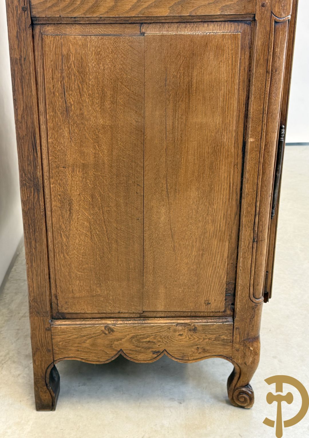 Massief eiken tweedeurskast met afgestoken panelen en gezwaaide moluren