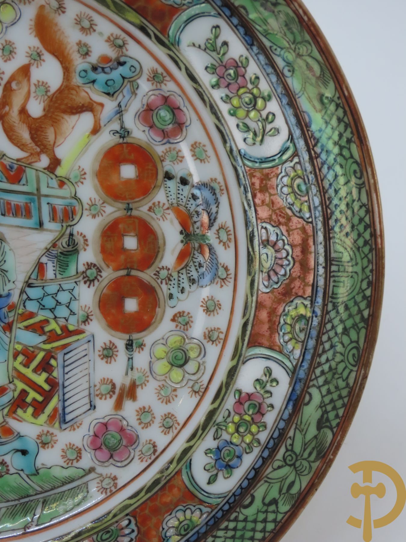 Twee Chinese porseleinen borden met vazendecor, bord met decor van landschap en krijgers en 1 met tempeldecor en wijsgeren