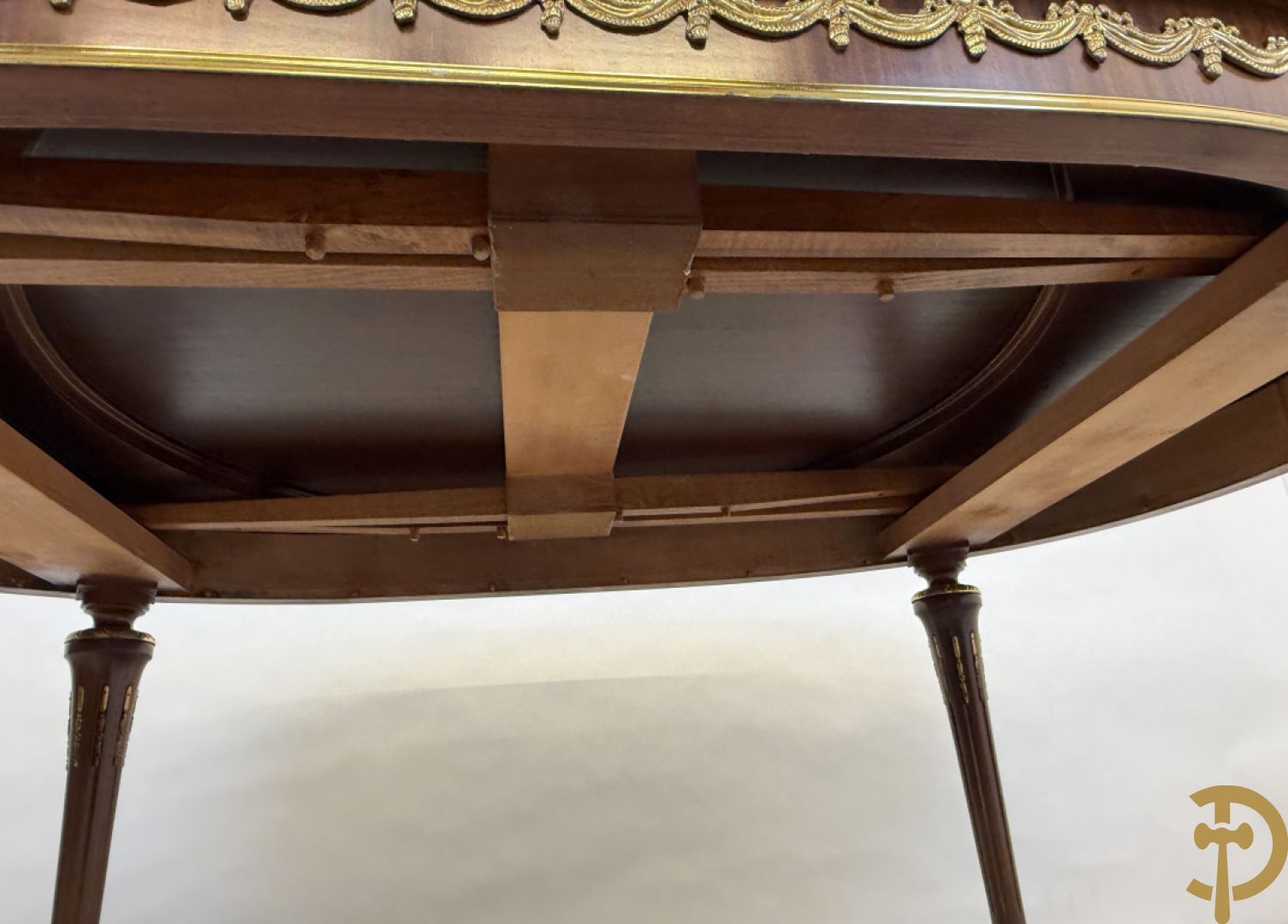 Ovale notelaren tafel bezet met bronsbeslag op gecanneleerde poten