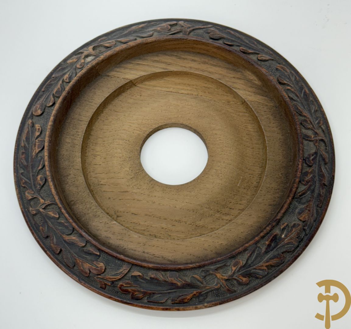 Keramieken boterschaal gehouden in houten gesculpteerde omranding met accanthusranken, onderaan gemerkt Waechtersbach