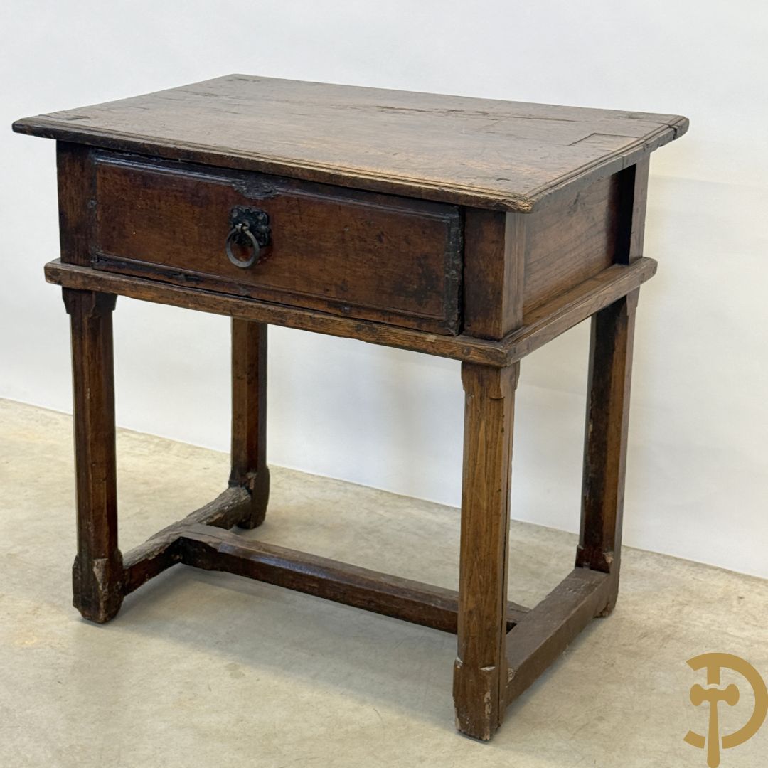 Massief eiken landelijke bijzettafel met lade en smeedijzeren trekker op verjongende poten