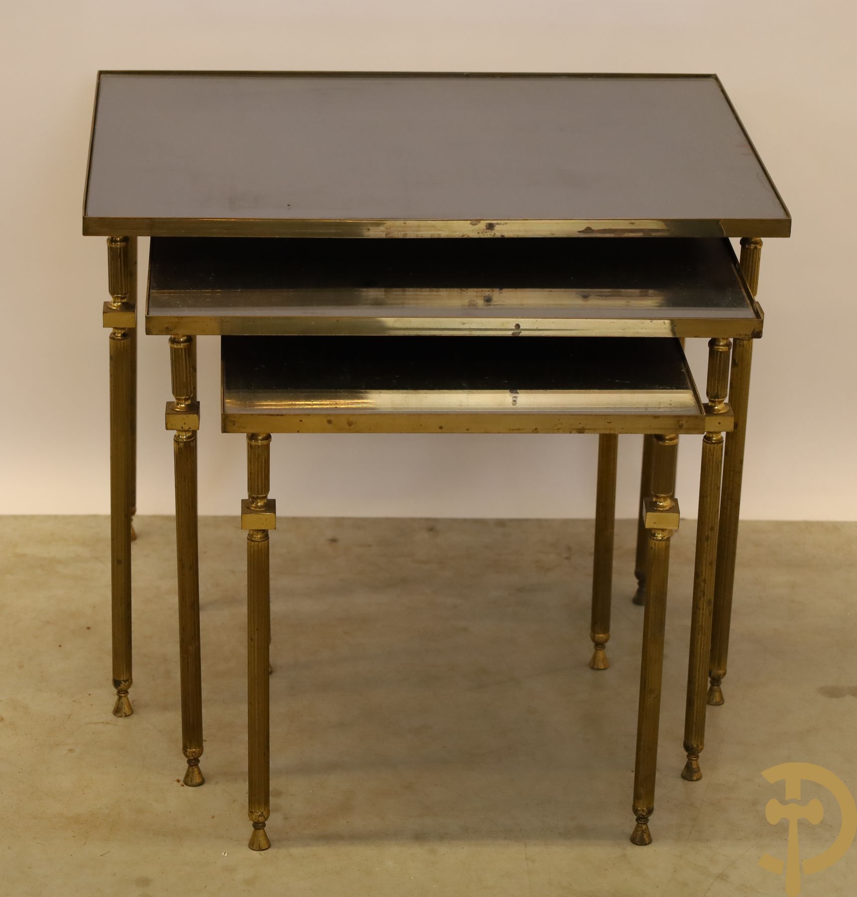 3 koperen cigognetafels met fumé glas