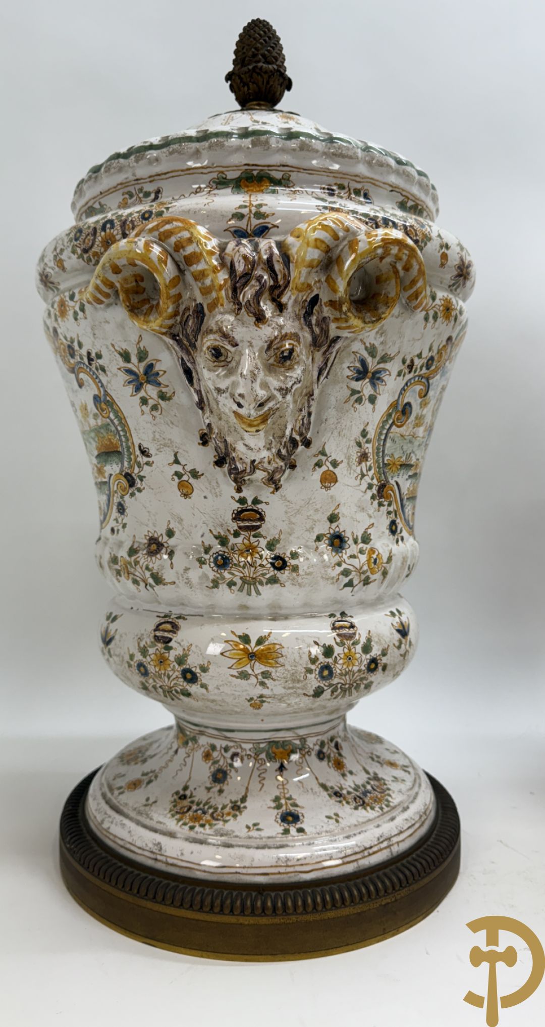 Paar Italiaanse meerkleurige dekselpotiches met geanimeerd decor en gehoornde kopen