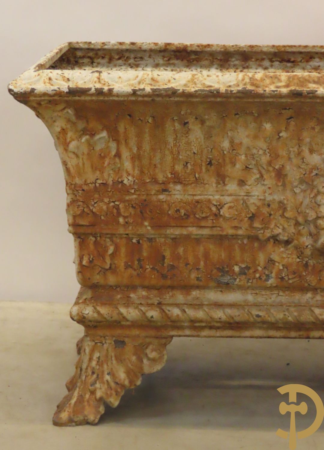 Gietijzeren jardinière met accanthusranken en sierkrans