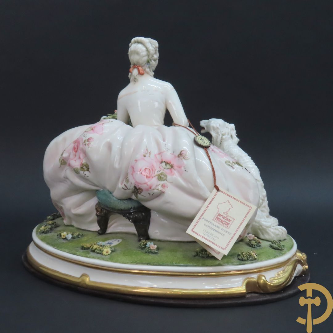 Italiaans porseleinen sierbeeld van zittende dame met 2 windhonden, L. Cazzola getekend en Capo di Monte gemerkt achteraan