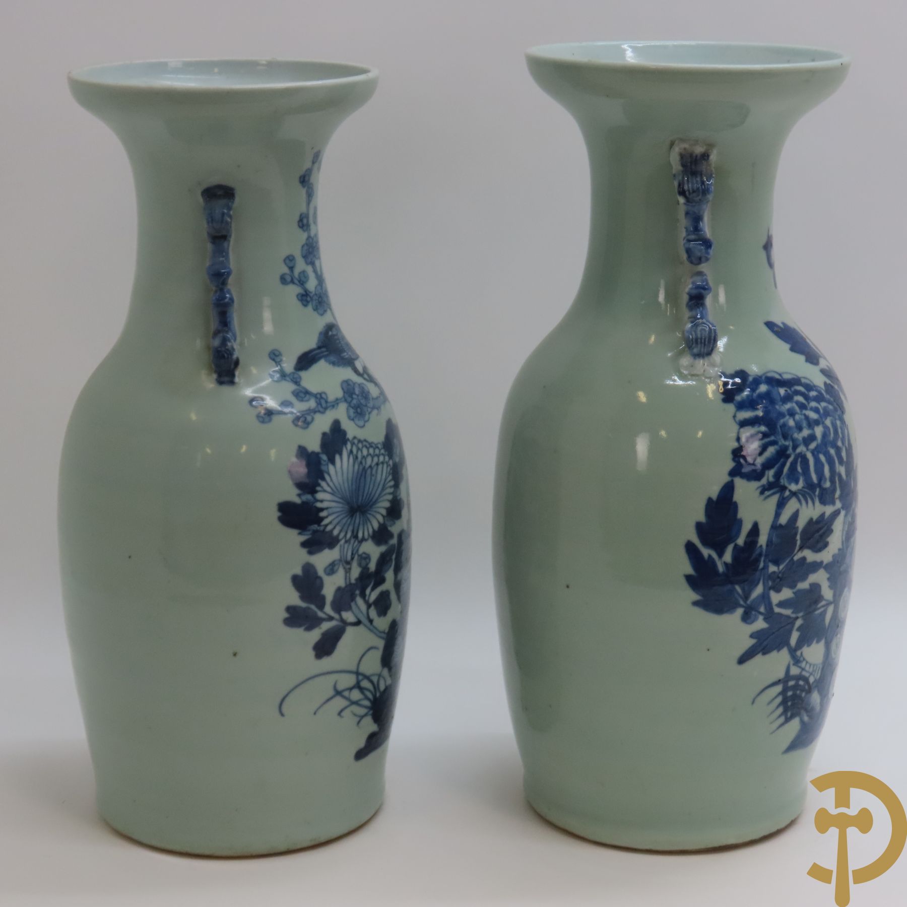 Twee Chinese porseleinen celadon vazen met bloemen- en vogeldecor