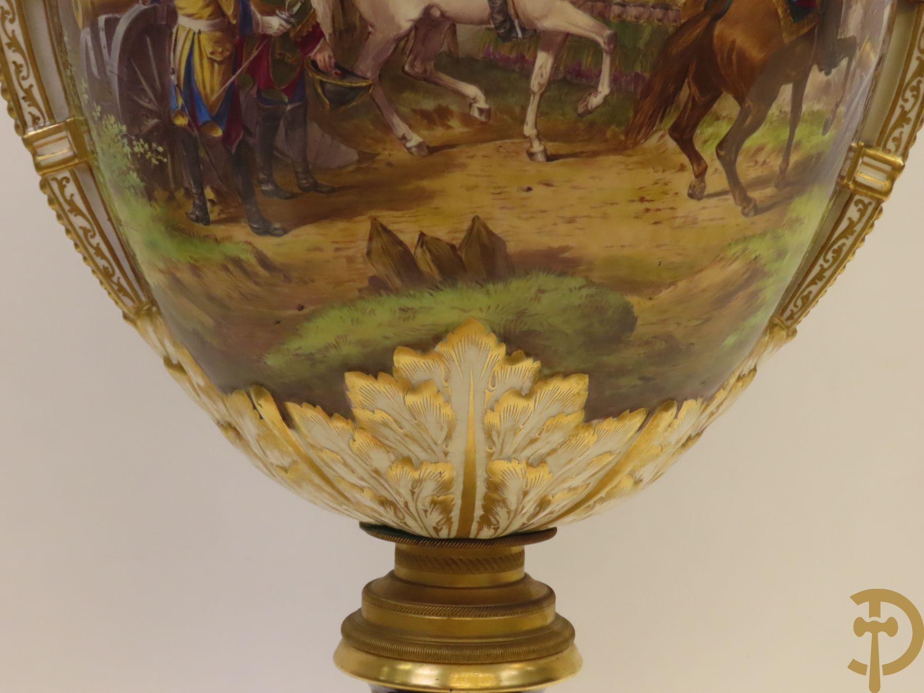 Grote porseleinen Sèvres vaas met dubbel decor van cavalerie, slagveldtaferelen en zicht op kasteel, DESPREZ H. getekend in het decor - bovenaan met verguld decor en zijdelings met bronzen oren en accanthusranken - deksel met Sèvres merkteken - op vierkante bronzen sokkel met klauwepoten