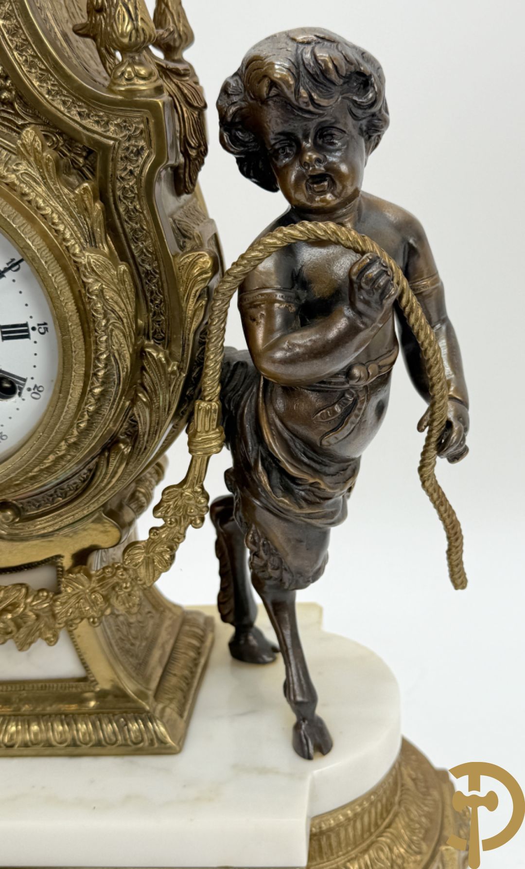 Driedelige koperen garnituur, centraal met harp geflankeerd door paar cupido