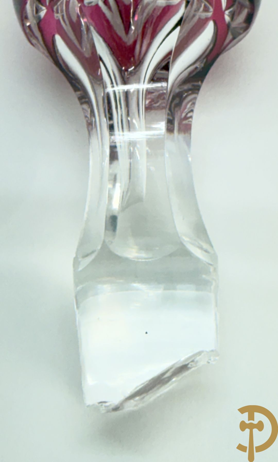 Paarse en rood gekleurde kristallen karaf Val-Saint-Lambert + 2 Boheemse karaffen + verzilverde decanteur met Louis XV motieven