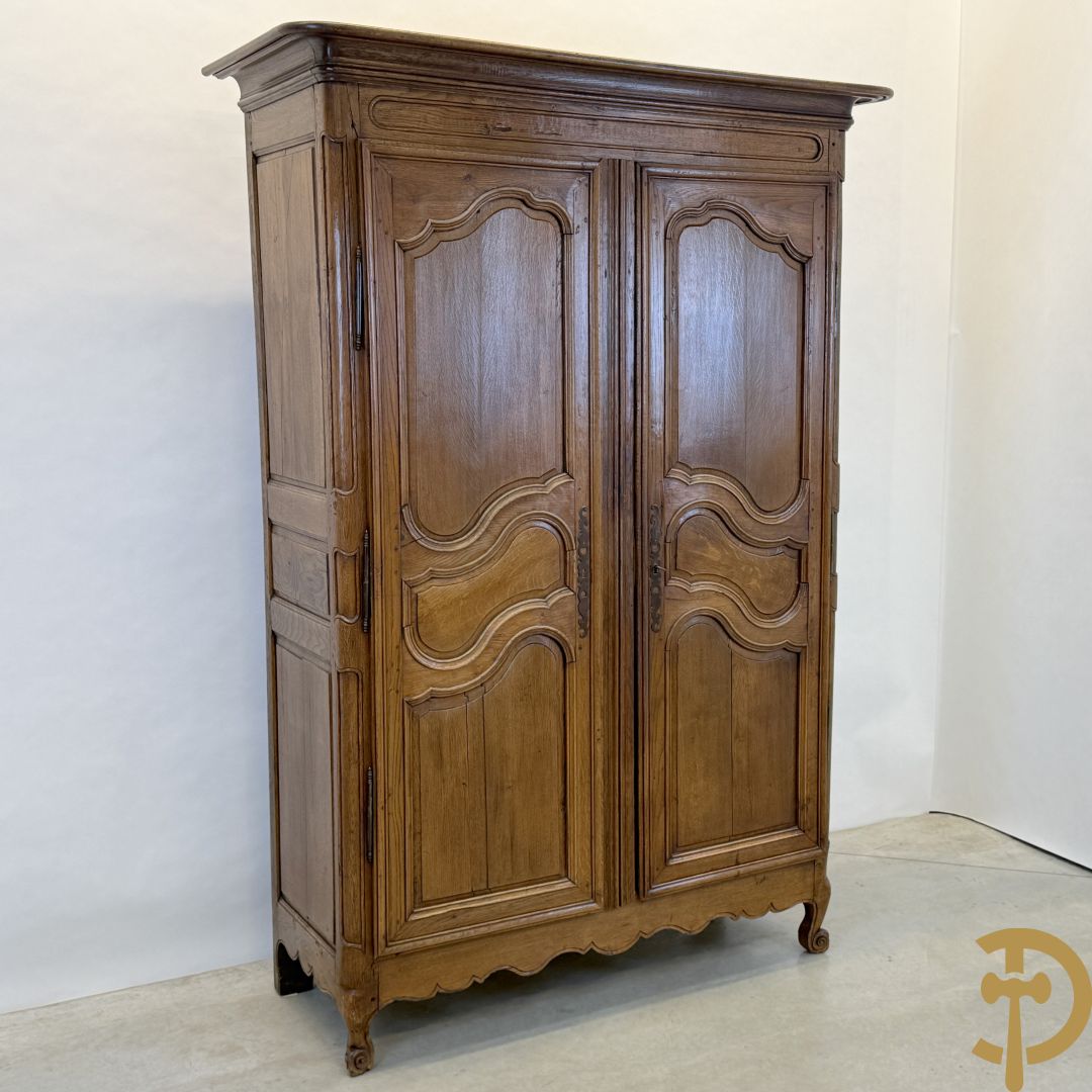 Massief eiken tweedeurskast met afgestoken panelen en gezwaaide moluren