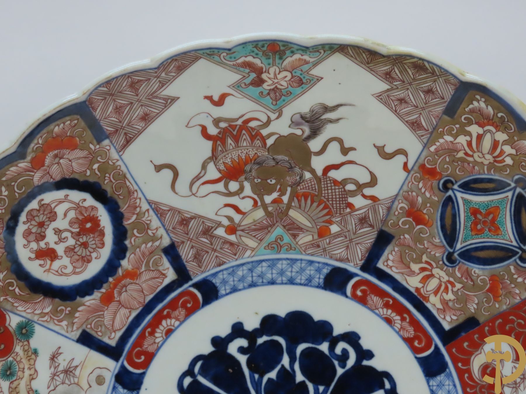 Grote porseleinen gelobde Japanse Imari schotel