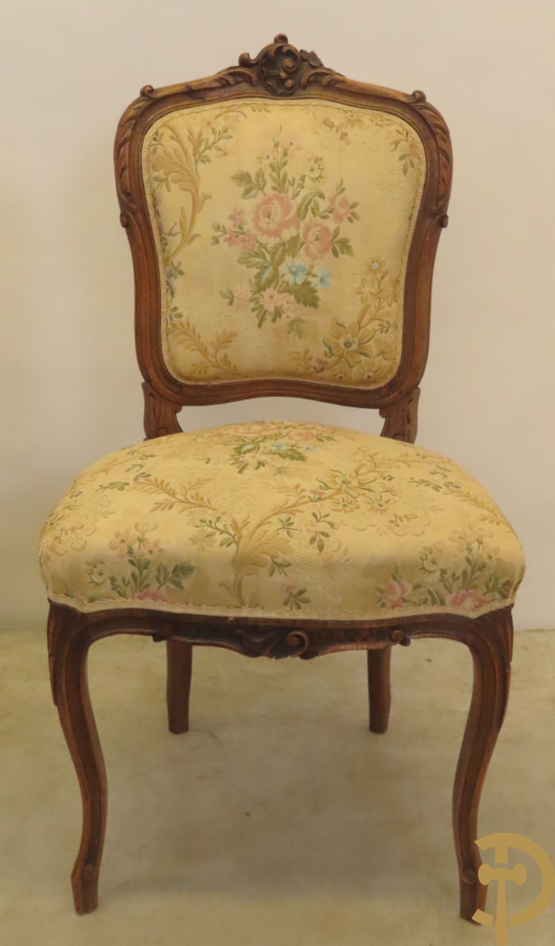 Vijfdelig Louis XV salonensemble in beuk bestaande uit tweezit, 2 armzetels en 2 stoelen