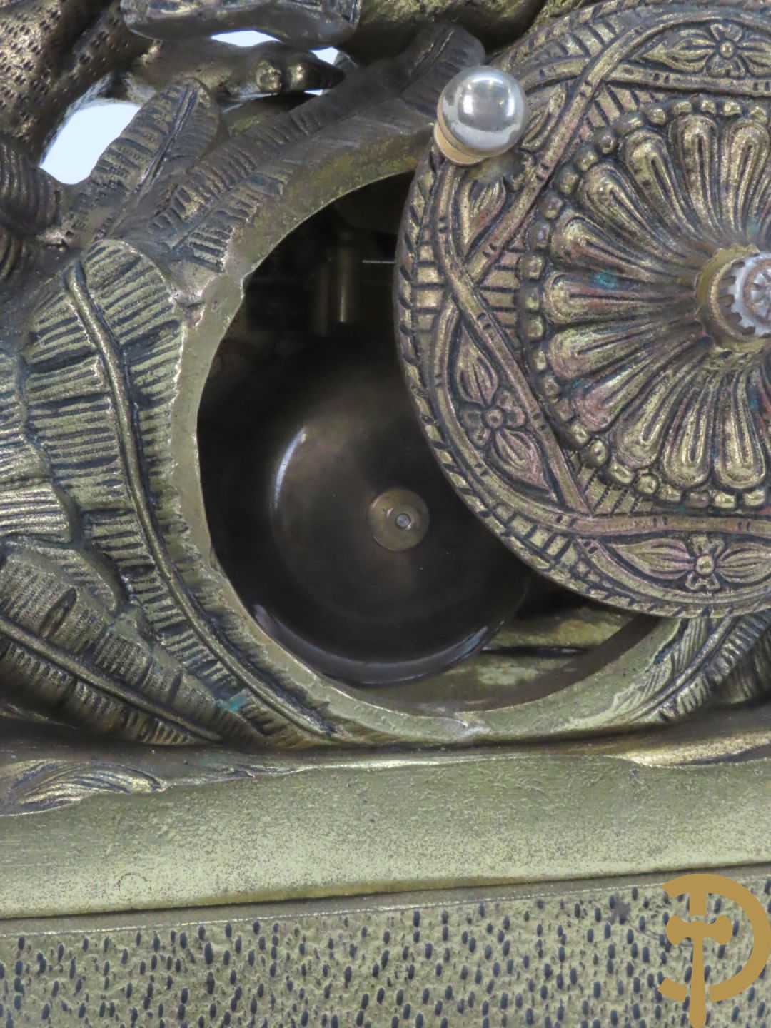 Bronzen pendule met ruiter te paard en panter