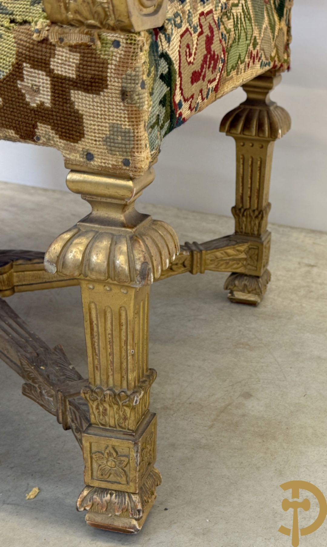 Vier vergulde Louis XIV kasteelarmzetels met geanimeerde scènes in petit points, 19e