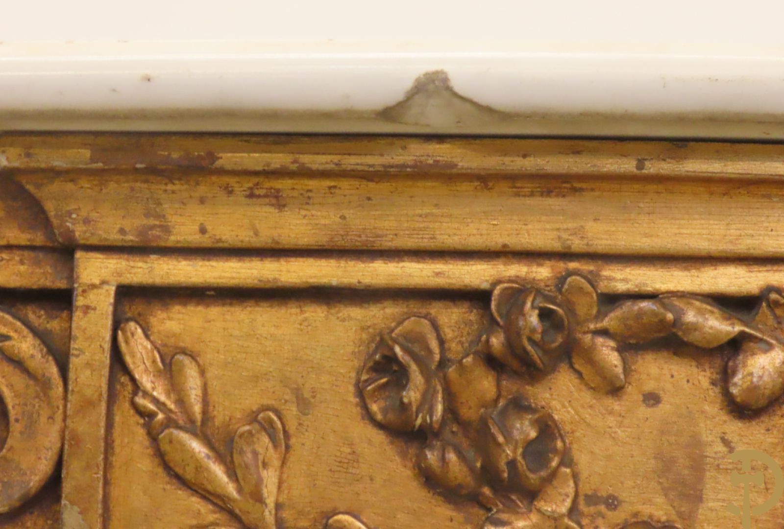 Vergulde salontafel met Louis XVI motieven op gecanneleerde poten