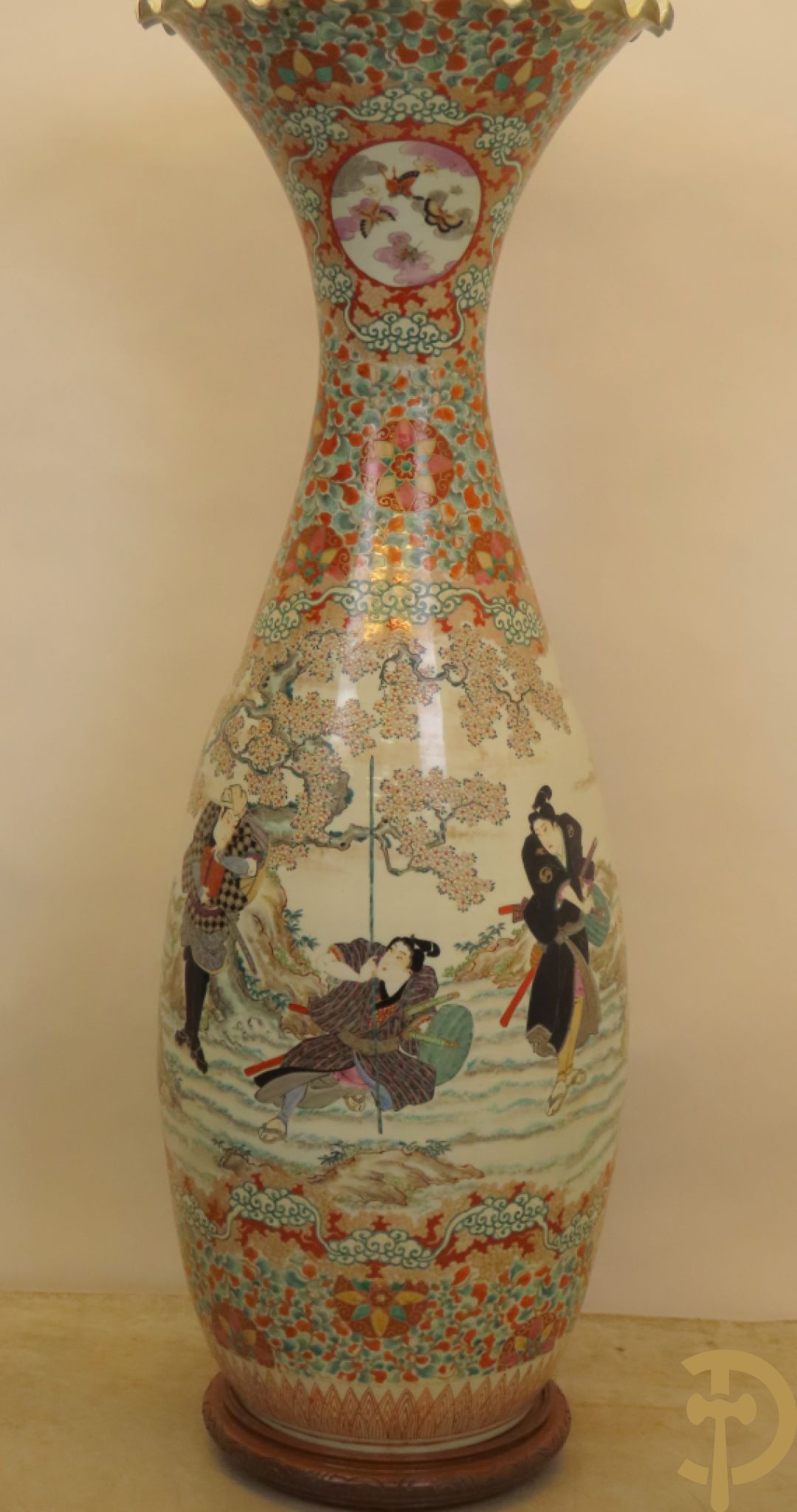 Japanse porseleinen waaiervaas met decor van geisha en krijger, bovenaan met florale motieven