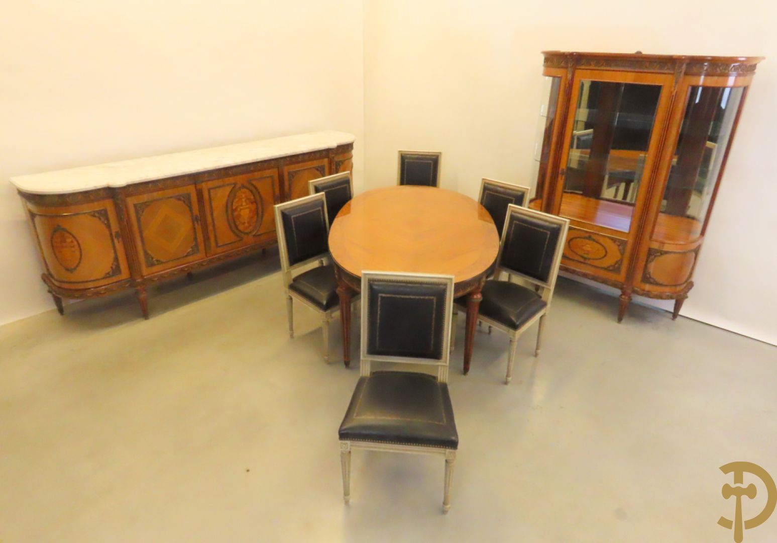 Notelaren eetkamer Louis XVI stijl bestaande uit vijfdeursdressoir met bloemenmarquetterie, bronsbeslag en wit marmeren blad, ovale uittrekbare tafel, 6 stoelen met leder bekleed en gegalbeerde vitrine met geslepen ruitjes