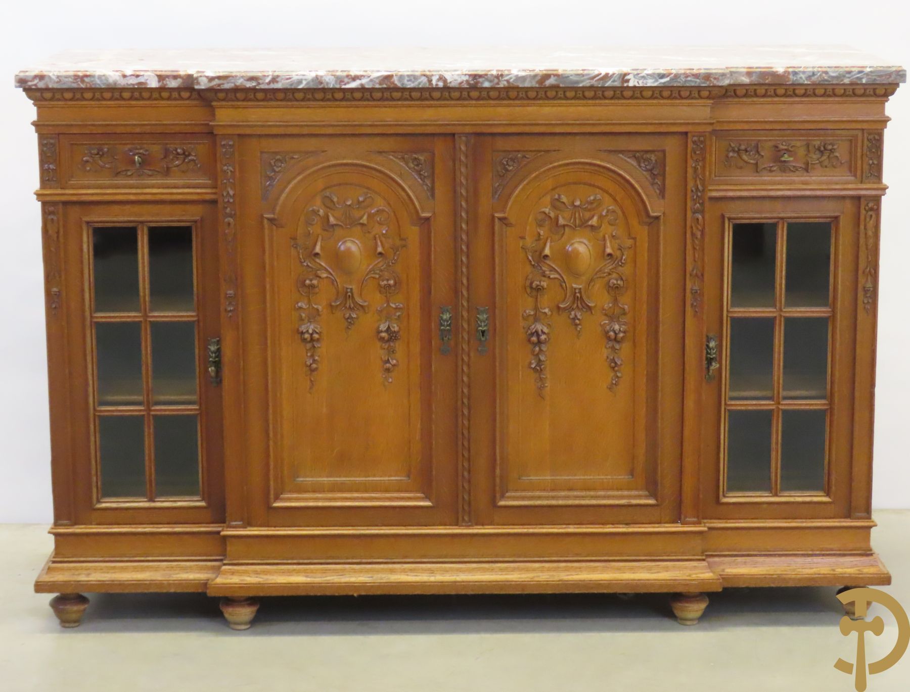 Massief eiken dressoir met zijdelingse vitrines, midden 2 gesculpteerde deuren met accanthusranken en bloemen, boven met 2 lades en marmeren blad, °1900