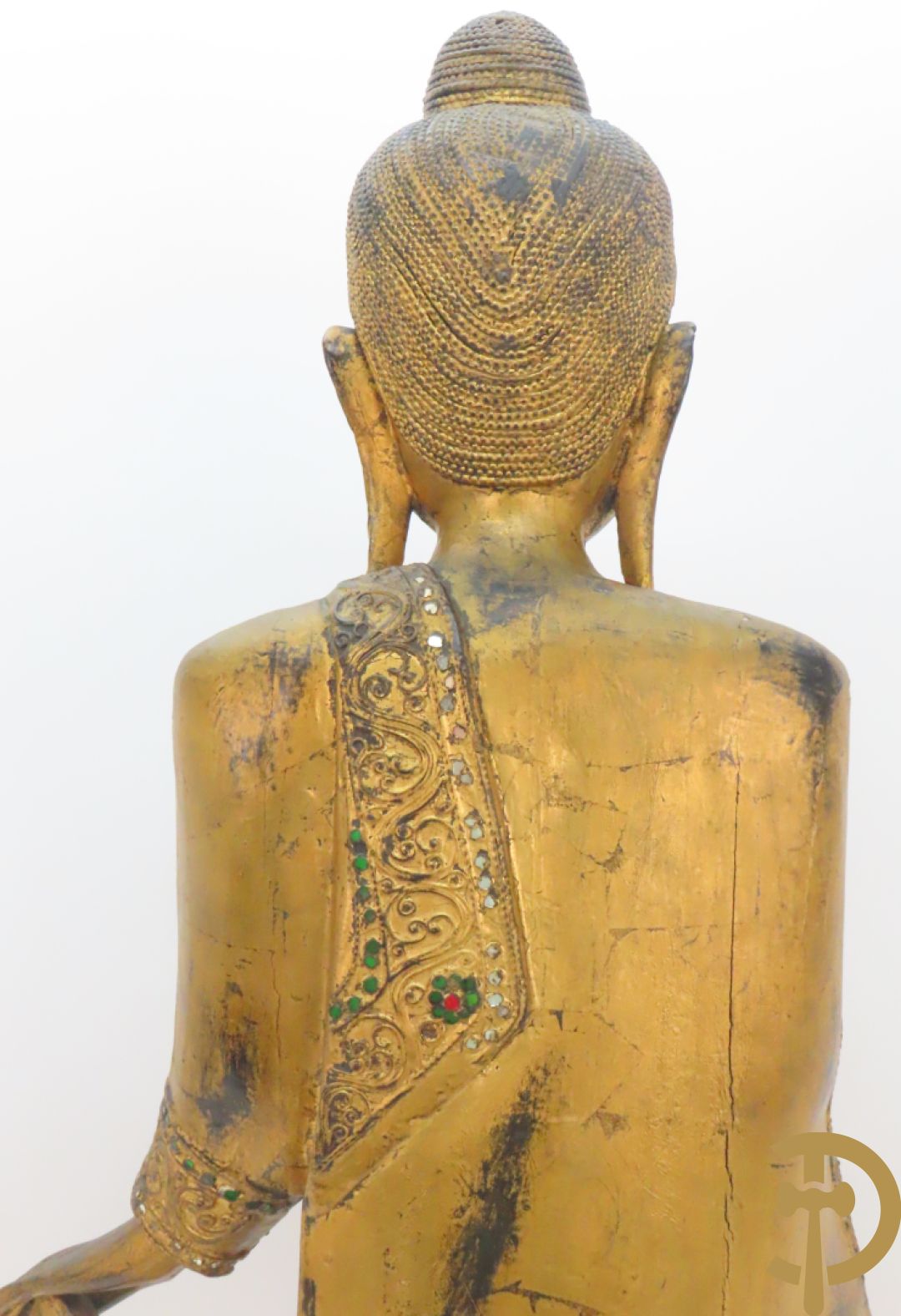 Grote staande vergulde houtgesculpteerde boedha +vergulde  zittende houten boedha met edelsteentjes